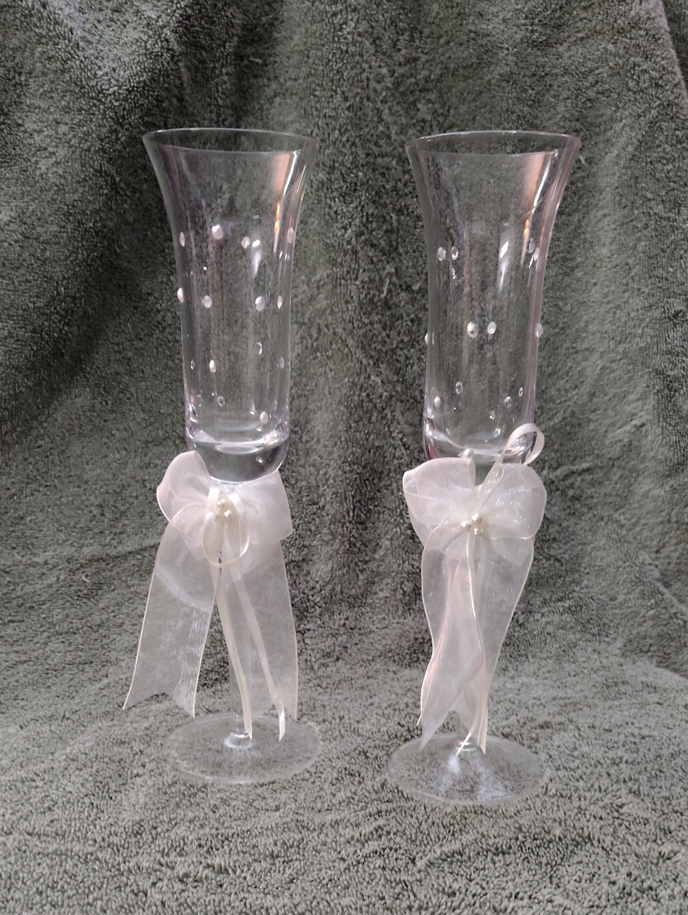 Elegant Clear Glass Champagne Flutes with Ivory Organza Bows